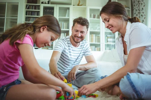 Klocki, które łączą pokolenia – jakie wybrać, aby bawić się razem z dzieckiem i rozwijać kreatywność?