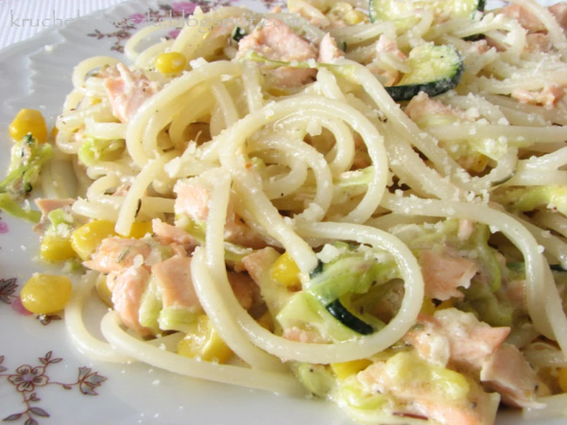 Spaghetti z łososiem w sosie serowym