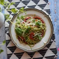 MAKARON Z PIECZONĄ PAPRYKĄ I DOMOWYM ZIOŁOWYM PESTO