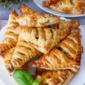 Pieczarkowe trójkąciki z ciasta francuskiego