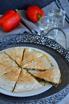 Quesadilla z mięsem, papryką, szpinakiem i mozzarellą