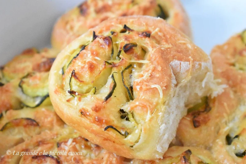 Drożdżowe ślimaczki z cukinią i parmezanem