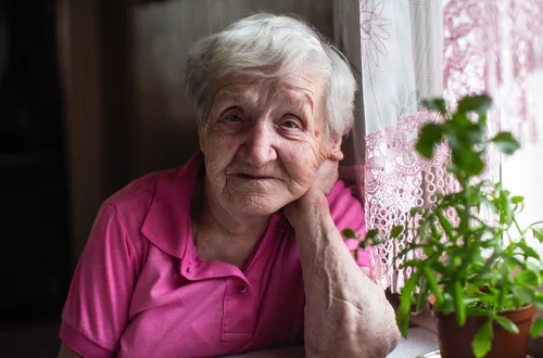 Rząd planuje nowe zasady po darowiźnie mieszkania. Rodzina może zapłacić za DPS seniora