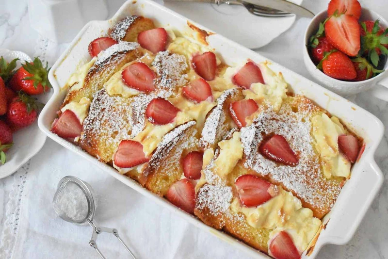 Pudding chlebowy na słodko z truskawkami