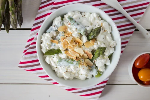 Serek wiejski ze szparagami i migdałami na śniadanie / Cottage cheesee with asparagus