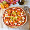 Razowa pizza z ricottą, pomidorkami i kwiatami cukinii