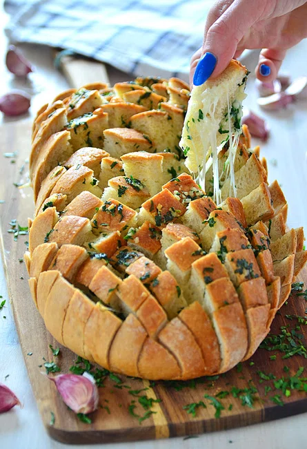 Chleb faszerowany serem i masłem czosnkowo-pietruszkowym - najlepsza klasyczna wersja chleba "imprez