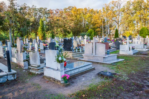 Czy w czasie pandemii można  iść na  cmentarz?