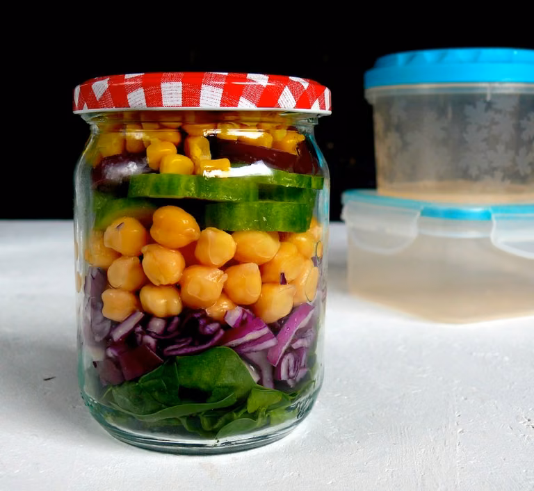 Lunchbox – jakie warzywa są dobre na sałatkę do pracy?