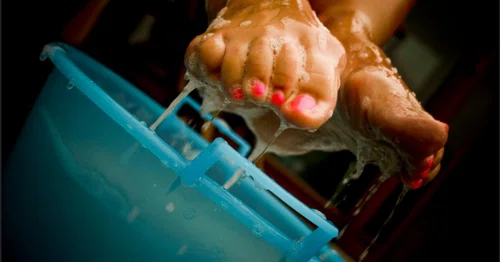 Dzięki tej domowej metodzie Twoje stopy już nigdy nie będą brzydko pachnieć!