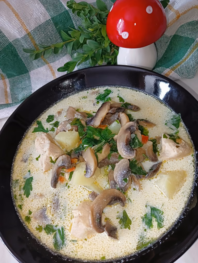 Zupa pieczarkowa z ziemniakami na mięsie gulaszowym drobiowym