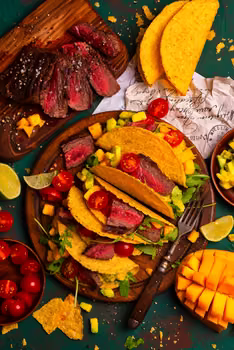 Tacos z wołowiną i salsą z awokado i mango