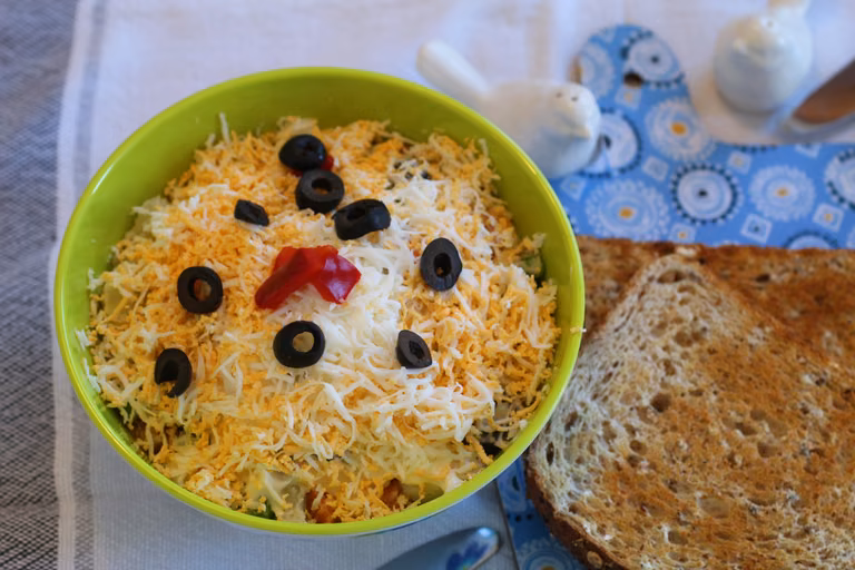 Ensaladilla -Pyszna dawka hiszpańskiego słońca na talerzu.