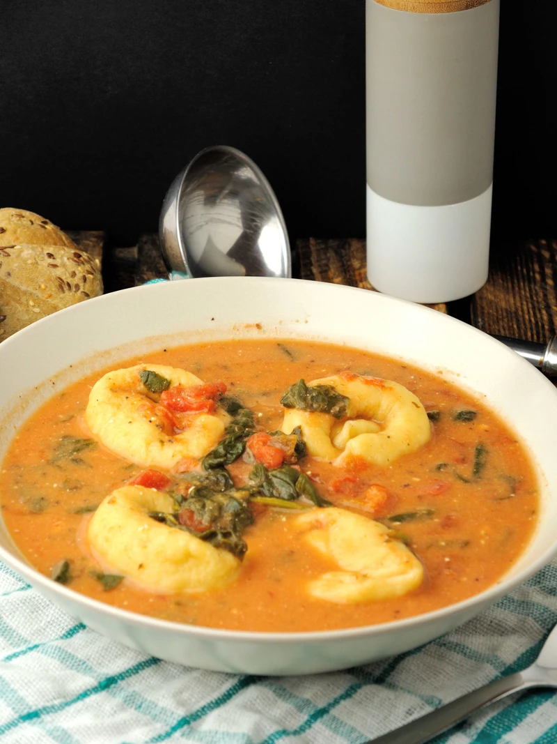 Kremowa Zupa Pomidorowa ze Szpinakiem i Tortellini