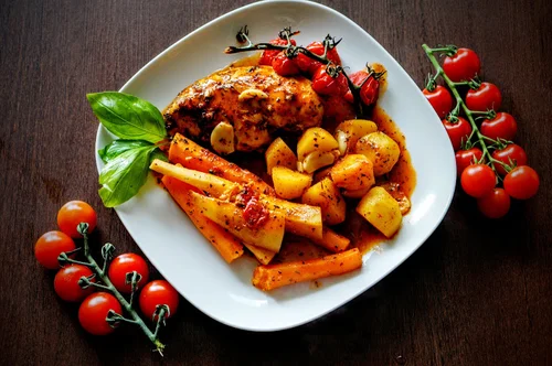 Pieczona pierś z kurczaka z warzywami