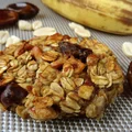 Bananowe ciasteczka owsiane z daktylami i orzeszkami ziemnymi