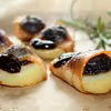 Ziemniaki pieczone z wędzoną śliwką, otulone boczkiem