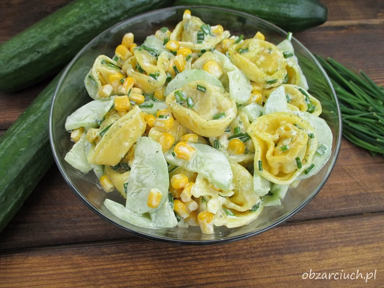 Sałatka z tortellini z ogórkiem