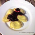 Pierożki z naturalnym twarogiem i czarną porzeczką