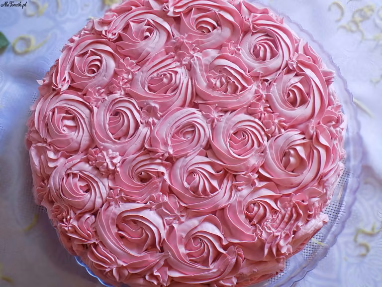 Różowy tort truskawkowy