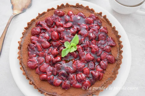 Czekoladowa tarta z wiśniową frużeliną bez pieczenia