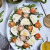 Sałatka z rukoli z mozzarellą, parmezanem i pomidorkami koktajlowymi