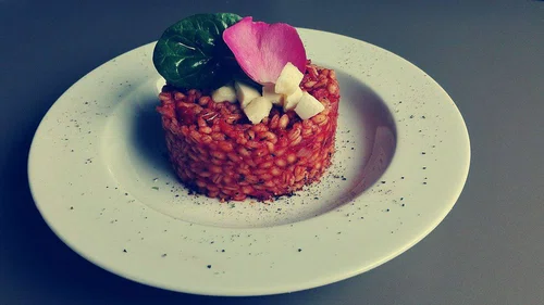 Kaszotto z wędzonymi kabanosami i serem korycińskim