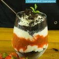 Warstwowy deser z truskawkami i mascarpone
