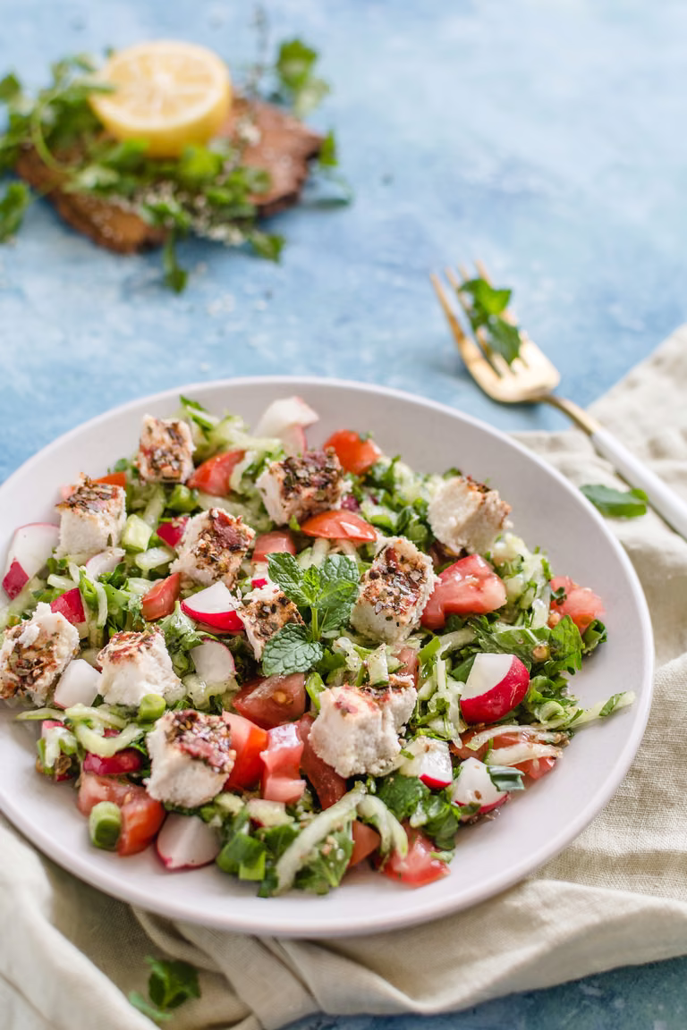 Ziołowa sałatka tabbouleh z wegańskim serem słonecznikowym – lowcarb