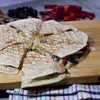 QUESADILLAS Z KURCZAKIEM, WARZYWAMI I TRZEMA SERAMI