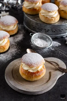 Semlor – szwedzkie bułeczki z masą migdałową i bitą śmietaną - food²