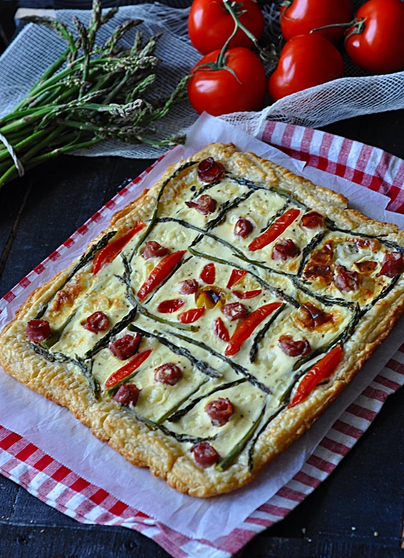 Tarta z ciasta francuskiego ze szparagami