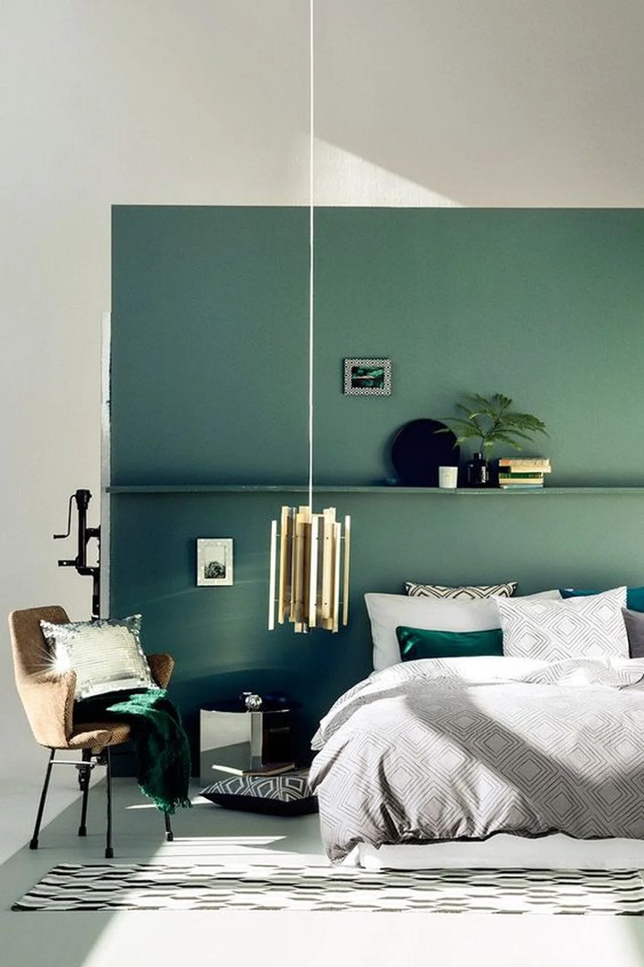 Sypialnia z zieloną ścianą