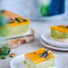 Sernik matcha z musem mango na kokosowym spodzie