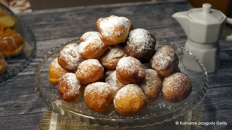 Małe pączki z cukrem pudrem