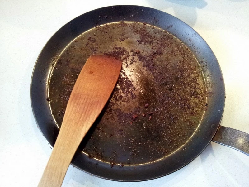  Świetny trik na wyczyszczenie przypalonej patelni, którego nie znasz!
