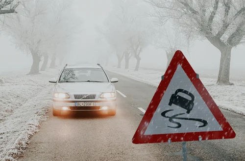 Drogi będą wyglądać na suche, a to pułapka. Uważaj na czarny lód!