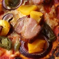 Pizza z wędzonym boczkiem na cienkim spodzie