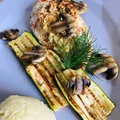 Filet z piersi kurczaka nadziany mieszanką serową i pieczarkami