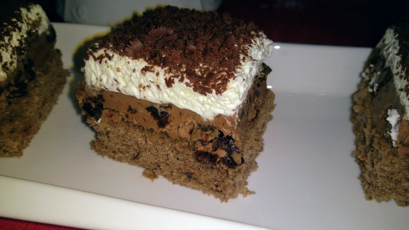 Ciasto z nutellą i suszonymi śliwkami