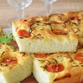 Puszysta "focaccia molisana" z ziemniakami, pomidorami i cebulą