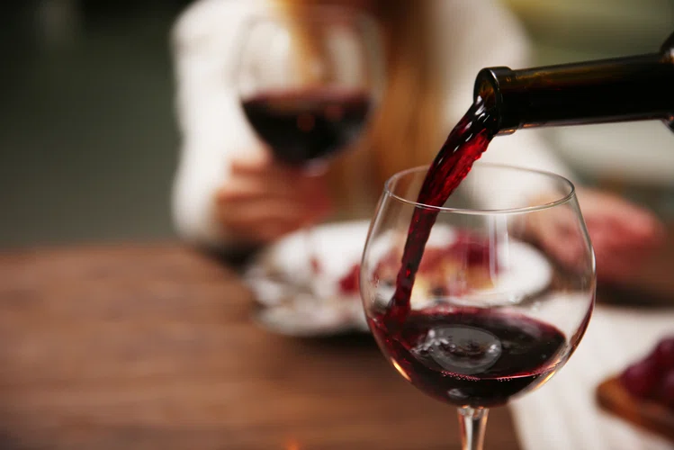 Zdjęcie Jak prawidłowo podawać wino? Zasady, których powinniśmy przestrzegać. #2