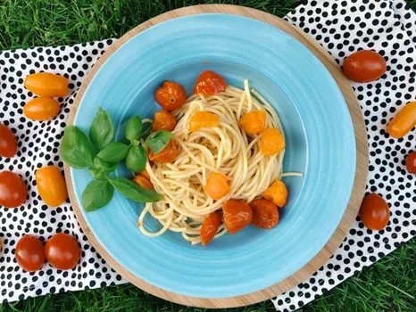 PONIEDZIAŁEK: SPAGHETTI AGLIO E OLIO Z MAŁYM PRZEKRĘTEM