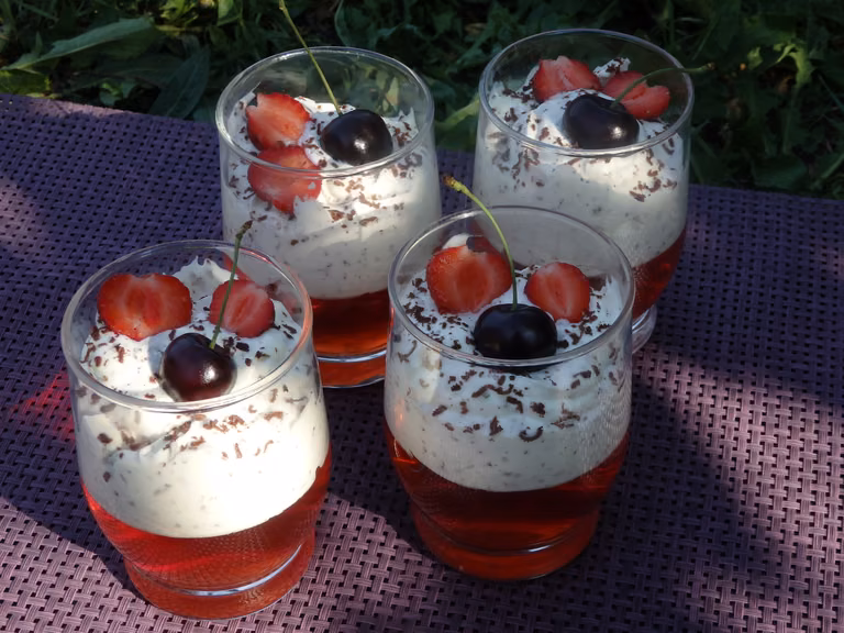Deser z galaretką i mascarpone