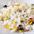 Sałatka z ryżu, sera i warzyw