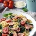 Kokardki z łososiem, szpinakiem i pomidorkami koktajlowymi w sosie gorgonzola