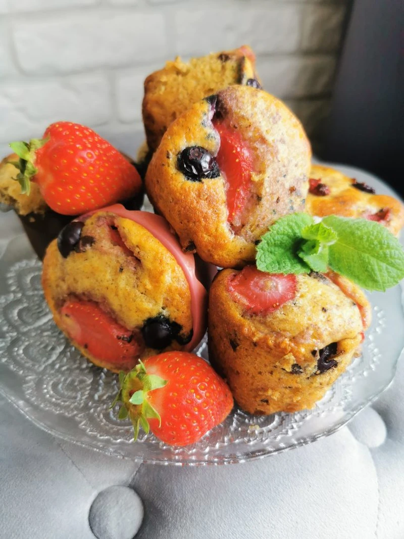 Muffiny z truskawkami i borówkami