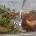 Kurczę pieczonę z makaronem i rukolowym pesto