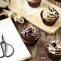 Babeczki brownies z masłem orzechowym i dwukolorowym kremem