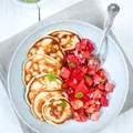 Placki z halloumi i miętą z dodatkiem pomidorowej sałatki